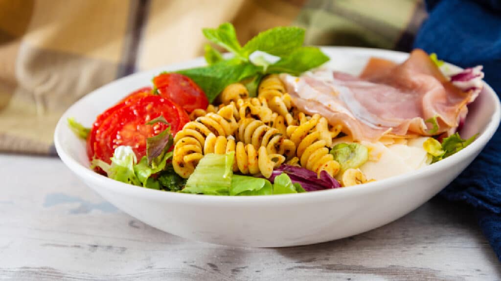 Salade estivale ultra fraîche : pâtes froides, légumes croquants, un carton assuré à table